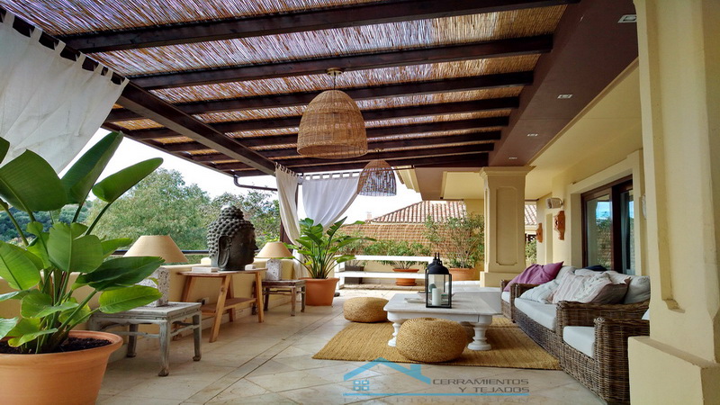 pergola de madera media sombra y cubierta acristalada malaga marbella